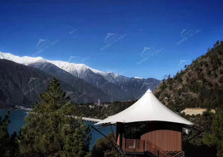 西藏318国道多布湖畔的优美帐篷酒店营地